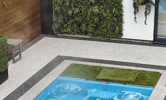 Widnes Casa | Luxury 5 star house in Cheshire with heated swimming pool and outdoor bar