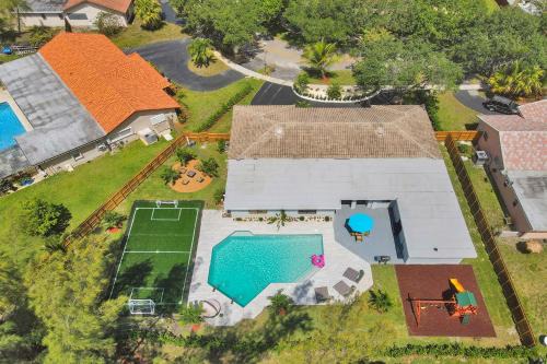 Plantation Casa | Luxury 7 Br Home w Pool Gameroom Soccer Field
