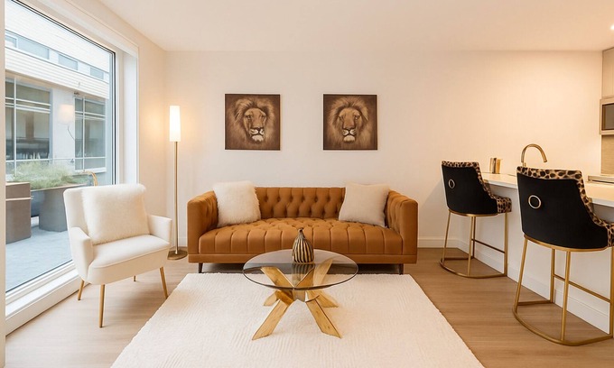 Downtown Sacramento Apartamento | Luxury Apartment Steps from DOCO + Golden 1 + Private Patio Entry + DEN