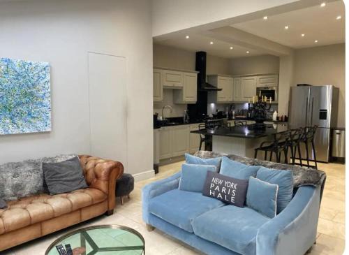 Trafford Casa | Luxury Central Hale living