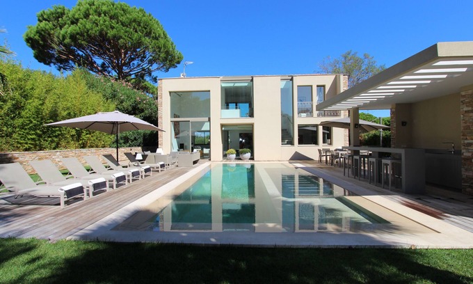 Saint-Tropez Villa | Villa contemporánea de lujo con una ubicación única y tranquila en el pueblo