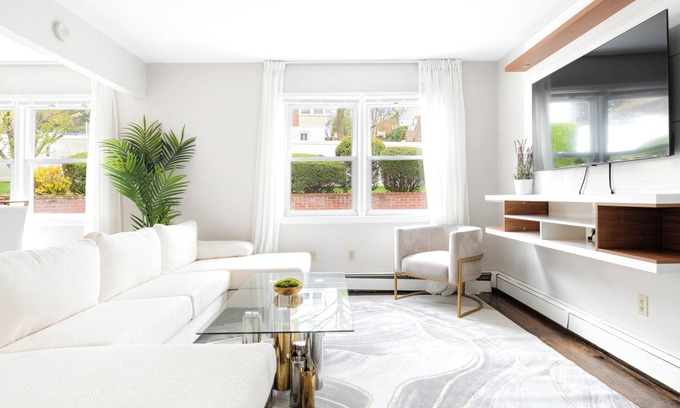 White Plains Casa | Luxury Designer Home near NYC + Free Parking Right Side