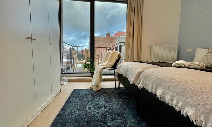 Klein-Antwerpen Apartamento | Luxury Dlx 1BR Near Fashion District by Oneluxstay