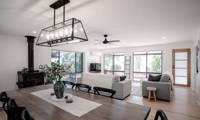 Lurg Casa | Luxury Farm Stay with Breathtaking Views – Sleeps 9, Close to Benalla