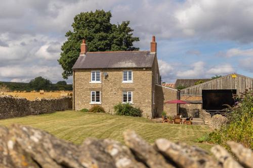 West Heslerton Casa | Luxury Farmhouse with Stunning Views and Hot Tub