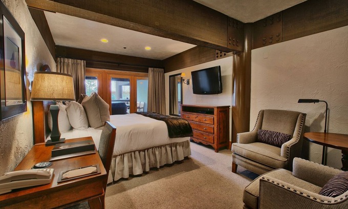 Deer Valley Condominio | Luxury Four Bedroom Suite with Three Hot Tubs 4 Apartment Hotel by RedAwning