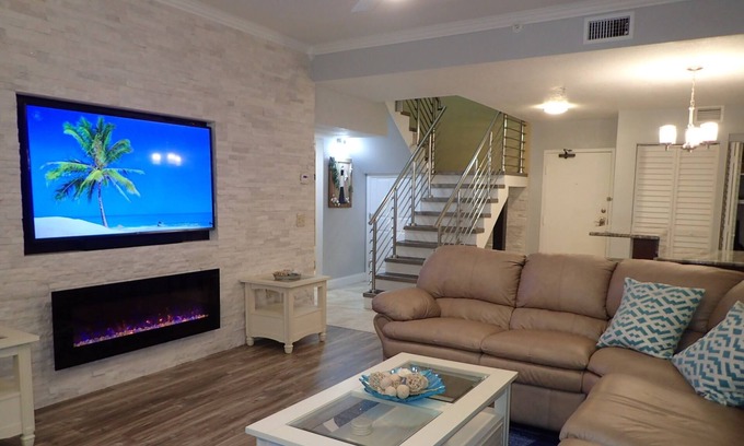 Redington Shores Condominio | Lujo Gulf Condo 3BR 3BA w / Penthouse Jacuzzi! ¡Recientemente renovado! Pasos a la playa!