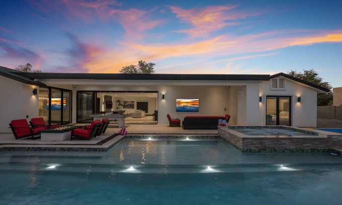 Paradise Valley Village Villa | Luxury High-End Finishes - Pickle ball+ Bball+Putt Putt+Pool+Spa+More