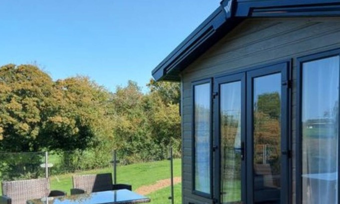 Woolhope Cabina | Luxury Holiday Lodge in Herefordshire Countryside - Windmill View