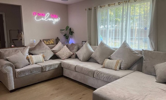 Victorville Casa | Luxury Home: LA, Big Bear & LV - 5 Mins to Mall