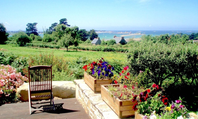 Plougrescant Villa | casas de lujo en granito con vistas al mar en un parque arbolado