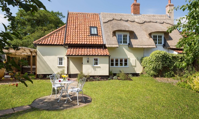 Stoke Ash Cabaña | Jacuzzi, masajista, oferta de spa y perros bienvenidos en una lujosa cabaña de chocolate.