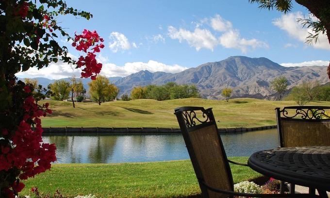 La Quinta Casa | De lujo frente al lago PGA West Townhome con increíbles vistas / patio privado Spa