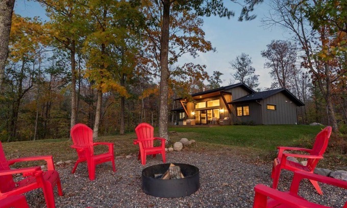 Crosby Cabina | Luxury Lakefront Villa - Private Beach & Dock