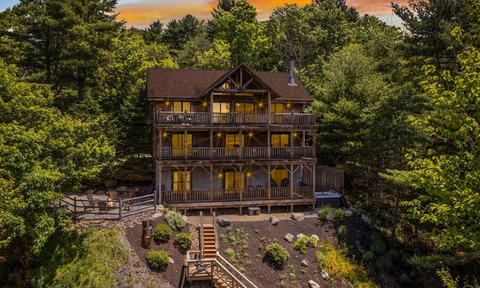 Aquashicola Casa | Luxury Log Cabin- Stunning Lake Views, Fire Pit, Hot Tub & 3-level deck