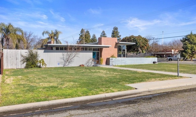 Turlock Casa | Luxury Mid-Century Oasis, Pool, Spa, & Outdoor Living in Prime Turlock