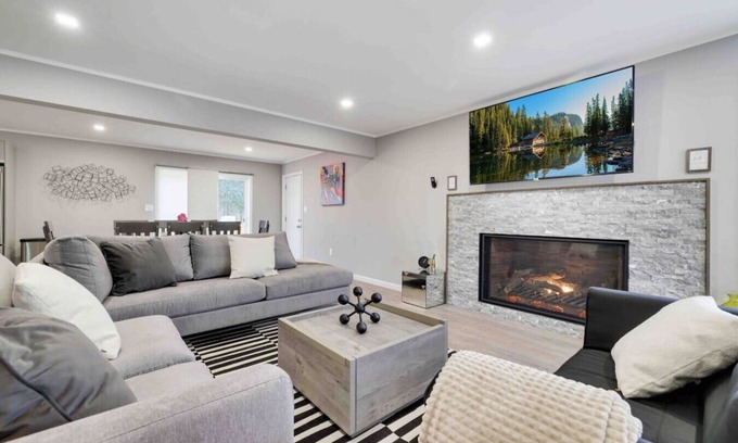 Tobyhanna Casa | Luxury Modern 6BR Pocono Home Near All Attractions