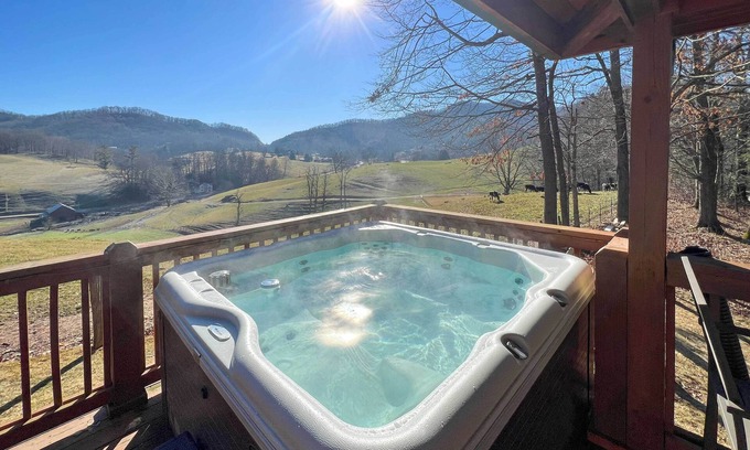 Waynesville Cabina | Whit's End Smoky Mtn Home w / Hot Tub + 300 ° Vistas!