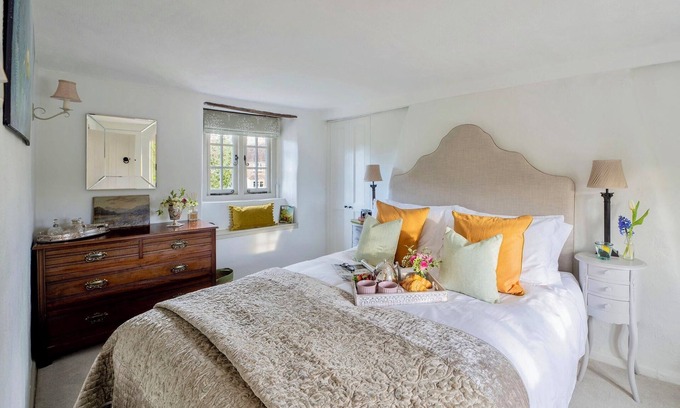 Durweston Cabaña | Luxury one bedroom thatched holiday cottage Dorset