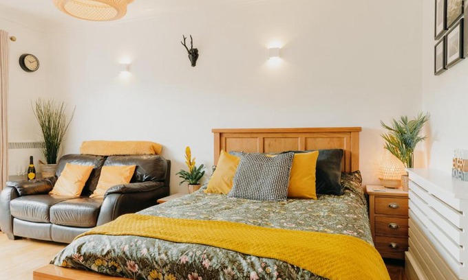 Caldicot Apartamento | Luxury Private Suite-Parking, Courtyard & Wi-Fi