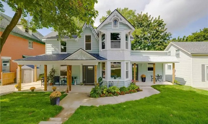 St. Mary's Casa | Luxury Remodeled 5-bedroom Home - The Green Victorian