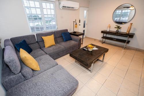 Bucana Apartamento | Luxury Retreat with Private Jacuzzi and Mountain Views FREE Parking