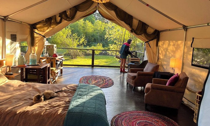 Campbell River Alquiler De RV | Luxury Safari tent adjacent to the beach, following a nature trail to the river