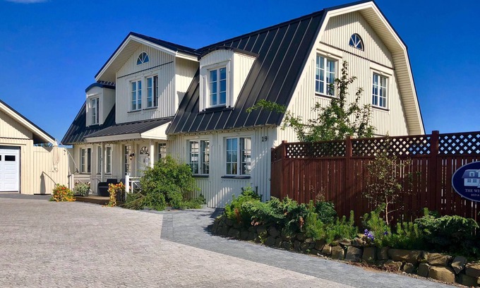 Reykholt Villa | Lujosa villa de estilo escandinavo (12-14 huéspedes) con bañera de hidromasaje en el círculo dorado.