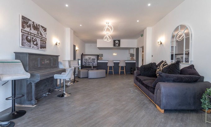 South Shore Apartamento | Luxury Seafront Living for groups accommodating up-to 32 people!