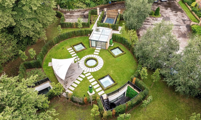 Trafford Casa | Luxury Subterranean Mansion - 3 amazing bedroom suites