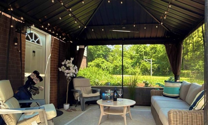 Sedgefield Apartamento | Luxury Suite, patio, Gazebo, hammock, sauna, fence