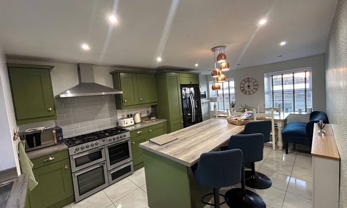 Ards and North Down Casa | Luxury Town House with Sea View and Hot Tub