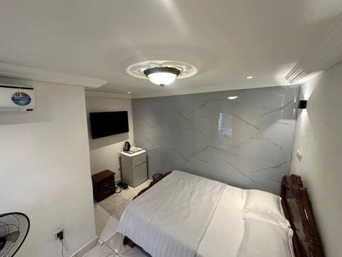 Limbe Cabina | Luxury Villa AC Ensuite Room 5
