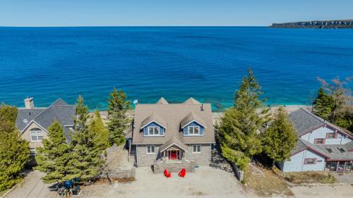 Lion's Head Casa | Luxury Waterfront Oasis W Hot Tub