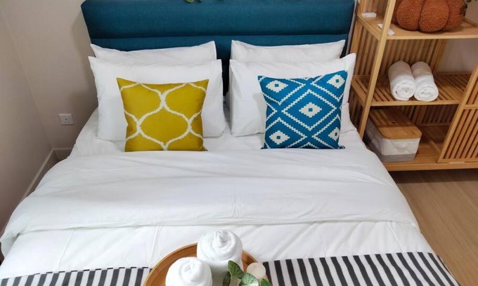 Sentul Pasar Apartamento | M Centura Sentul 3-Bedroom Pool View Residences by Homebrickz