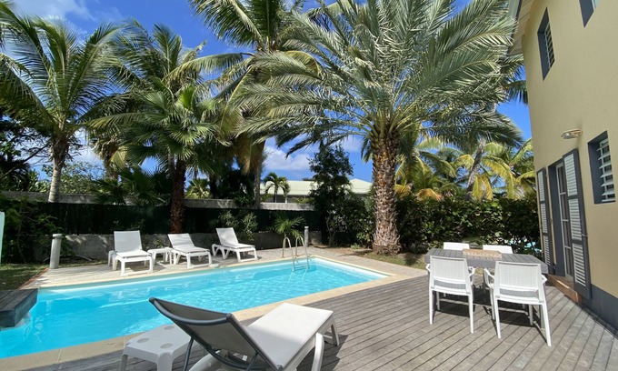 Bellevue Villa | Macassi 3BR beach house, steps to the beach & private pool - cistern
