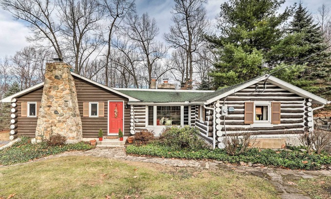 Seisholtzville Cabina | Cabina Macungie con chimenea cerca de Bear Creek Skiing!