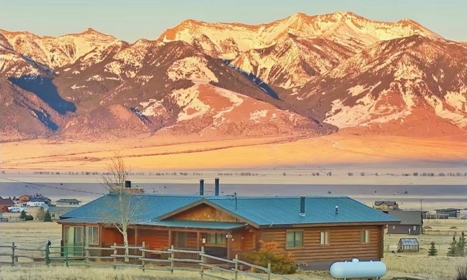 Shining Mountains Casa | Madison River Fly Fishing near Ennis, MT and 70 miles to Yellowstone NP
