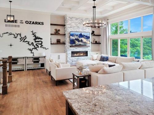 Osage Beach Casa | Magazine-Featured Mansion, Golf Green, Casino, etc