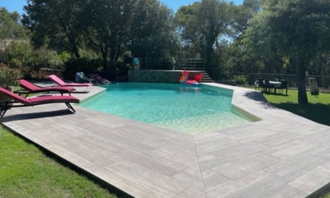 Uchaux Villa | Encantadora villa con piscina en el corazón del bosque forestal de Uchaux