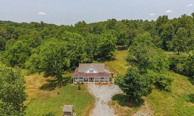 Ellijay Cabina | Magnolia In The Mountains es una granja restaurada con una rica historia en un entorno de montaña privada. Mascota