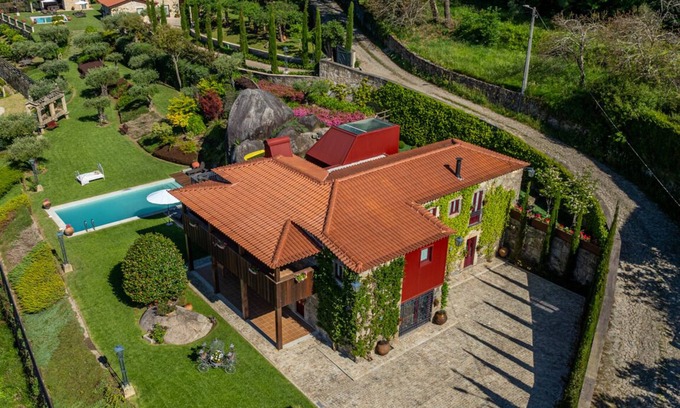 Calheiros Otro | Magnolia Sublime Villas | 4 bedroom villa with large gardens and heated pool