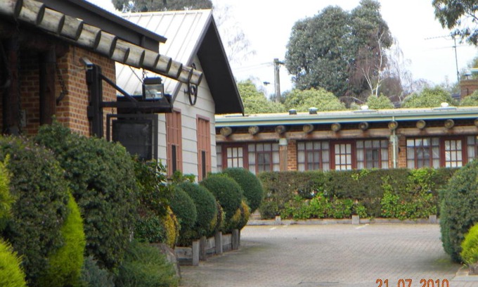 Cranbourne Hotel | Mahogany Park