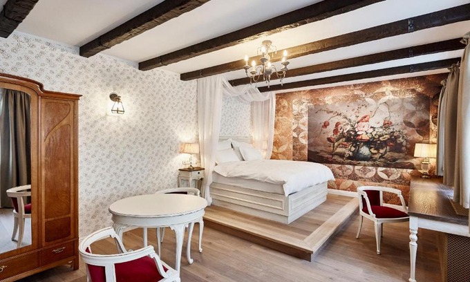 Castle Hill Hotel | Maison Bistro & Hotel