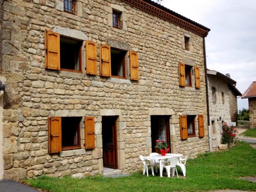 Saint-Nizier-de-Fornas Casa | Maison de charme avec poêle à bois, 3 chambres, salle de jeux, jardin clos et équipements modernes. - FR-1-496-259