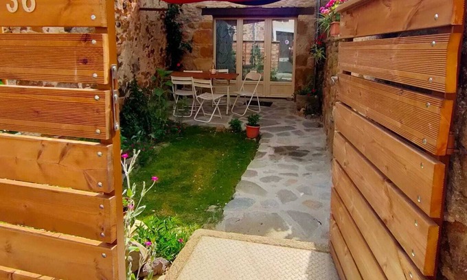 Vic-le-Comte Casa | Maison de Village F2 60m² Avec Cour Fermée