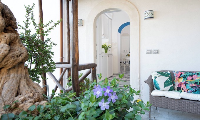 Laurito Casa | Maison Don Rafé is a small cottage.