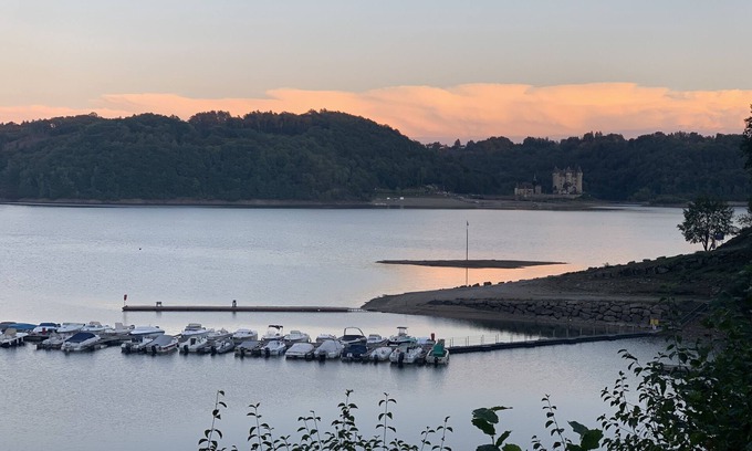 Sarroux-Saint-Julien Villa | Maison du Lac Ligt aan de Rand van een Prachtig Meer!