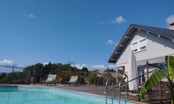 Seynod Casa | Maison Familiale en Haute-savoie Avec Piscine et Petits Équipements de Fitness