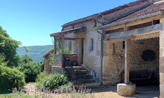 Saint-Antonin Noble Val Casa | Maison D’Artist, 5 minutes from St Antonin Noble Val with Swimming River & Pools